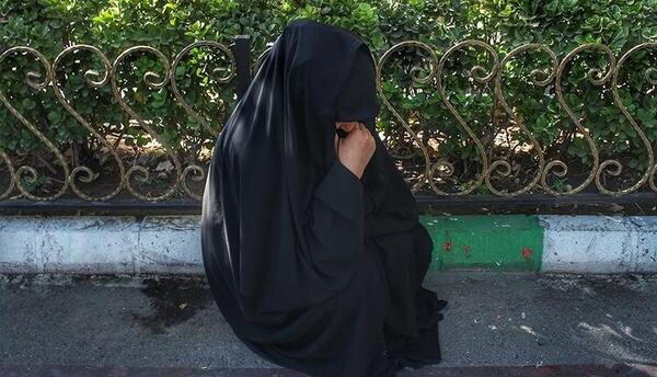 عکس دختر چادری نشسته