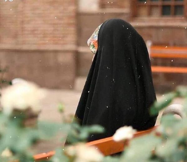 عکس دختر چادری نشسته