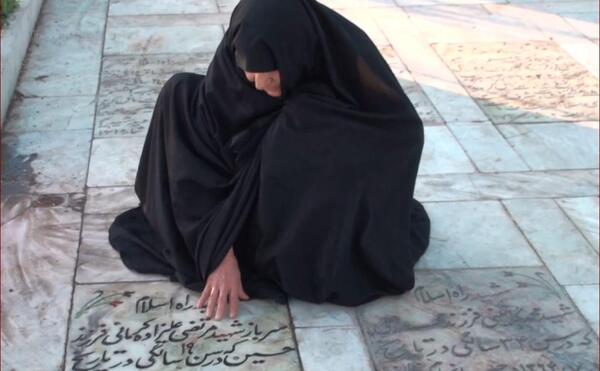عکس دختر چادری نشسته