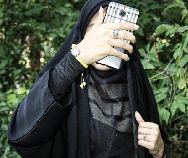 عکس دختر چادری نشسته