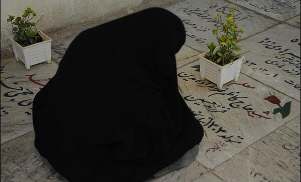 عکس دختر چادری نشسته