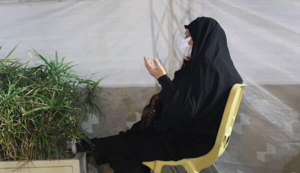 عکس دختر چادری نشسته