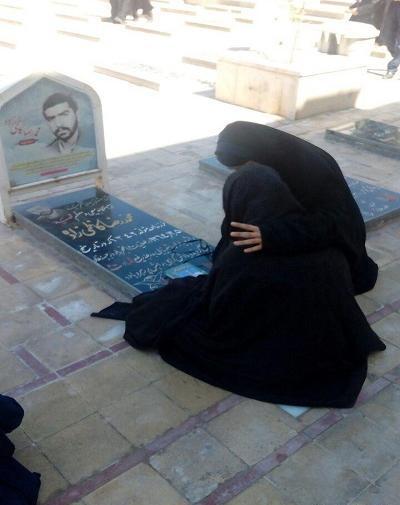 عکس دختر چادری نشسته