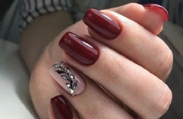 عکس مدل ناخن قرمز و سفید