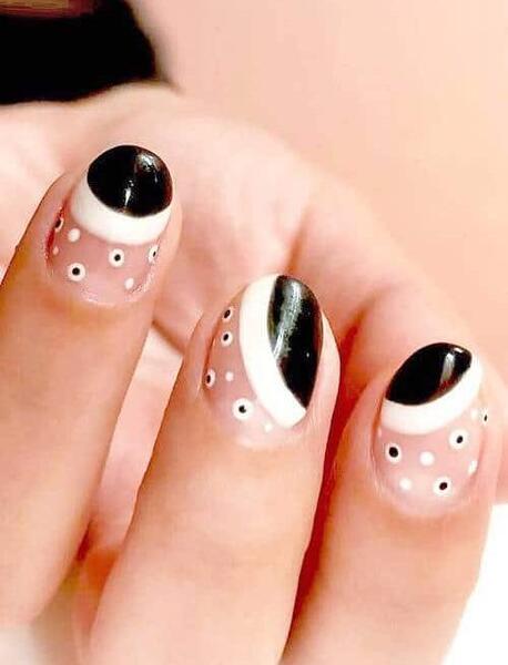 عکس مدل ناخن آبی سفید