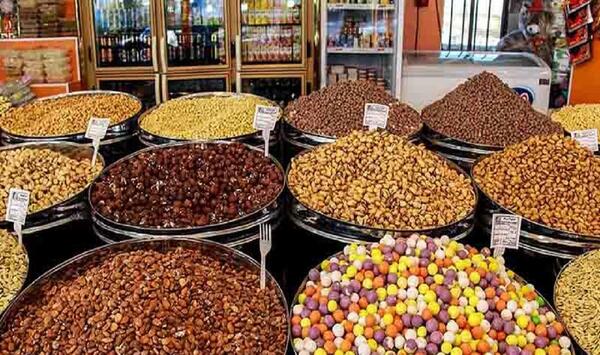 عکس آقای گردو در شهر آجیلی