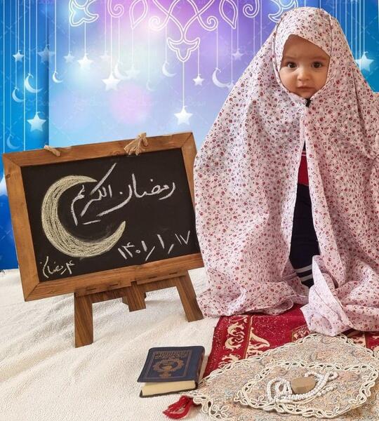 عکس پسر بچه در حال نماز خواندن