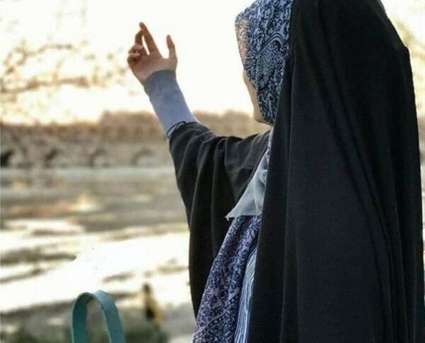 عکس پسر بچه در حال نماز خواندن