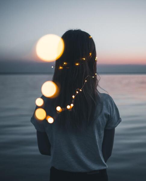 عکس دختر رو به دریا برای پروفایل