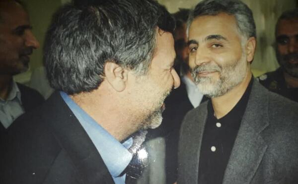 عکس قاسم سلیمانی در صف نماز داعش