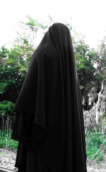 عکس دختر چادری در آینه