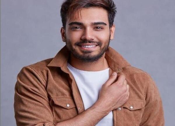 عکس دنیا خواننده و همسرش