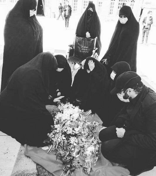 عکس دختر چادری روبروی حرم