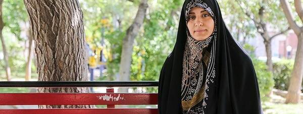 عکس دختر چادری روبروی حرم