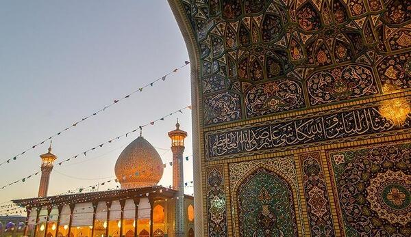عکس دختر چادری روبروی حرم