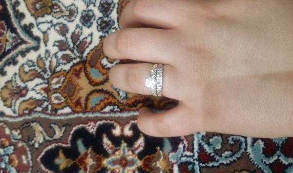 عکس دست دختر با حلقه نامزدی