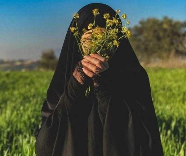 عکس دختر چادری با گل آفتابگردان