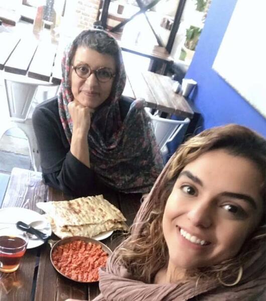عکس دنیا مدنی و مادرش