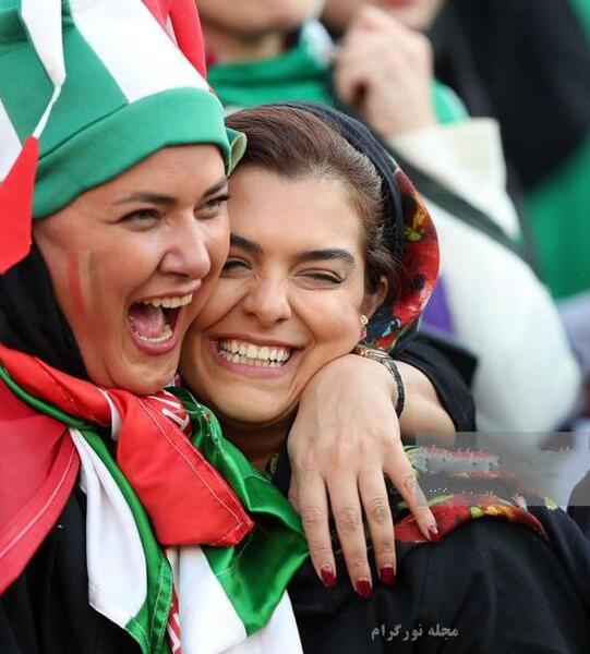 عکس دنیا مدنی و مادرش