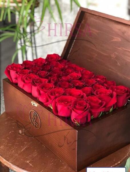 عکس گل رز در ماشین
