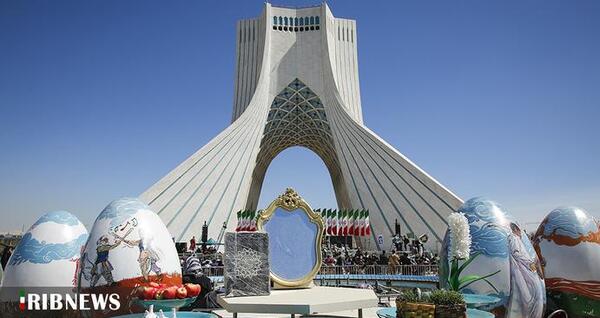 عکس پرچم چین در میدان آزادی