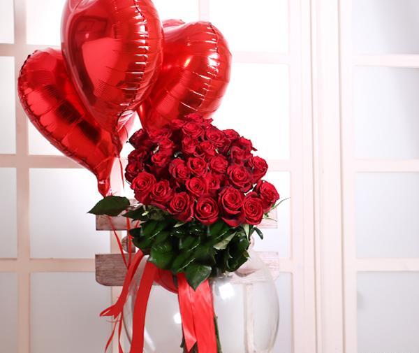 عکس یک سبد گل رز قرمز