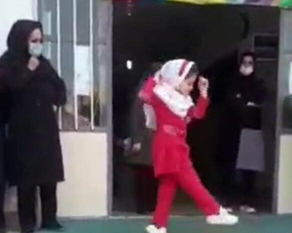 عکس پسر بچه در حال دعا
