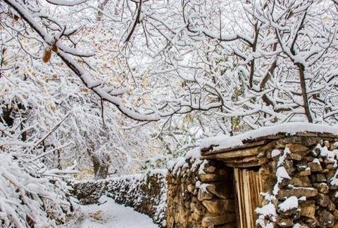 عکس کلبه زمستانی در شب
