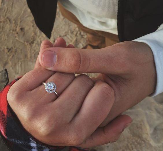 عکس دست های حلقه نامزدی