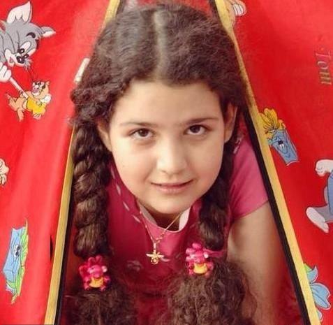 عکس لیلی در غنچه های زخمی