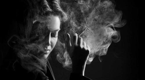 عکس دخترانه غمگین سیاه سفید