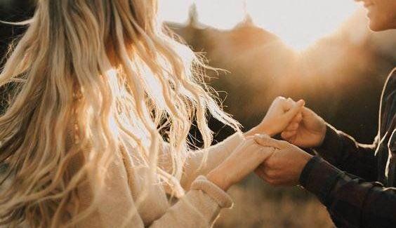 عکس بغل ایستاده