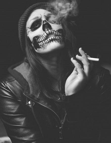 عکس جوکر که داره سیگار میکشه