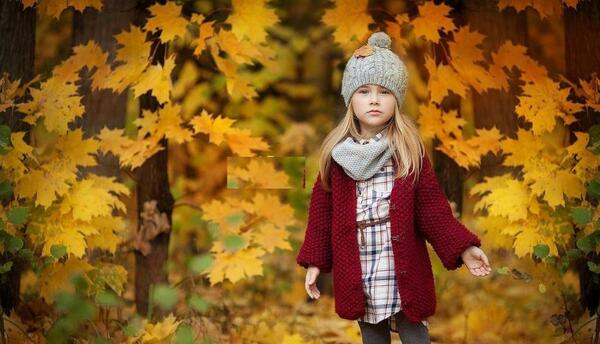 ژست عکس پسر بچه در پاییز