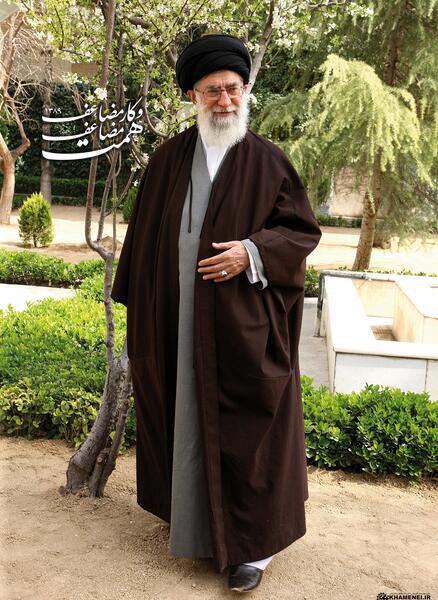 عکس ایستاده آیت الله خامنه ای