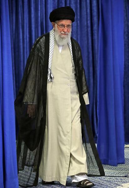 عکس ایستاده آیت الله خامنه ای