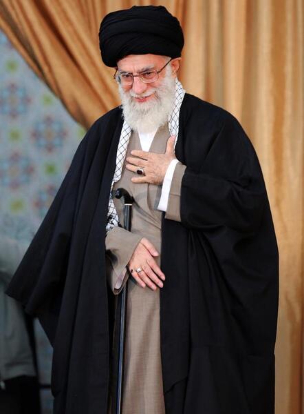 عکس ایستاده آیت الله خامنه ای
