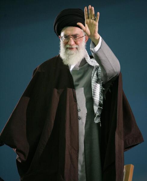 عکس ایستاده آیت الله خامنه ای