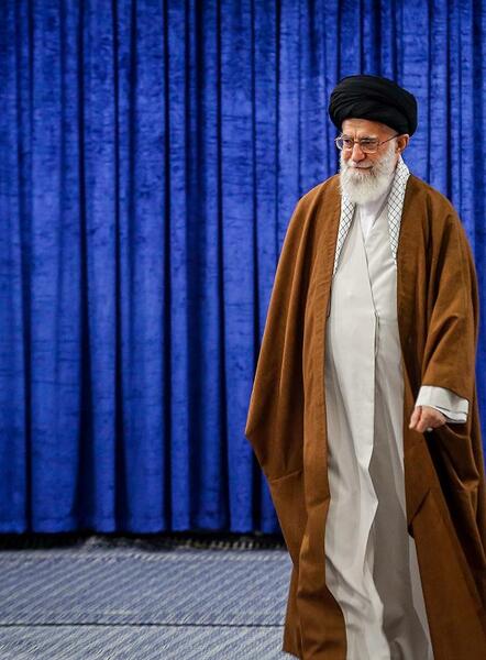 عکس ایستاده آیت الله خامنه ای