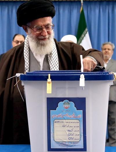 عکس خام آیت الله خامنه ای