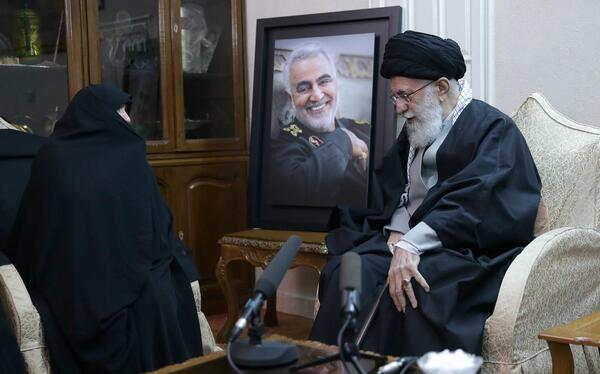 عکس آیت الله خامنه ای در خانه خدا