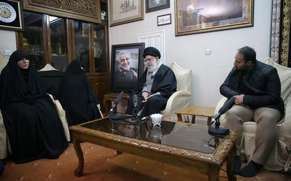 عکس آیت الله خامنه ای در خانه خدا