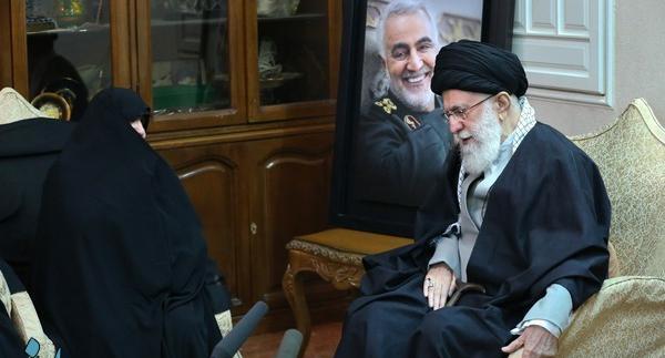 عکس آیت الله خامنه ای در خانه خدا