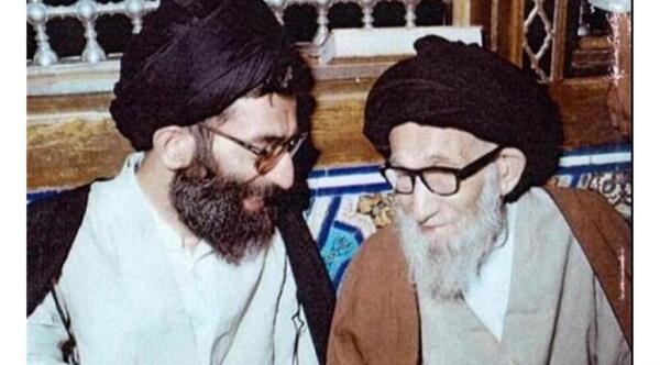 عکس آیت الله خامنه ای در خانه خدا