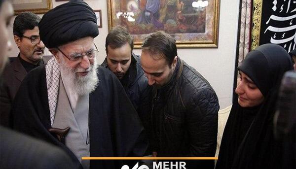 عکس آیت الله خامنه ای در خانه خدا