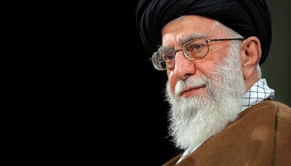 عکس آیت الله خامنه ای در خانه خدا