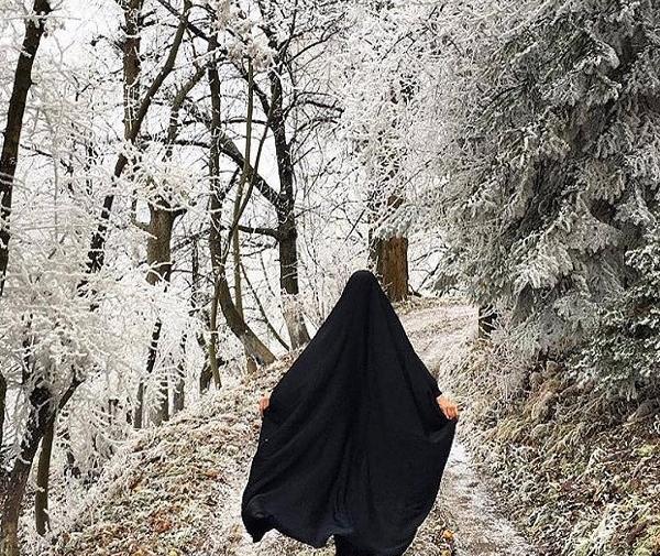 عکس دختر چادری با چتر