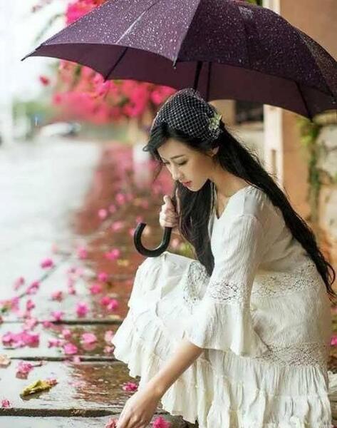 عکس دختر چادری با چتر