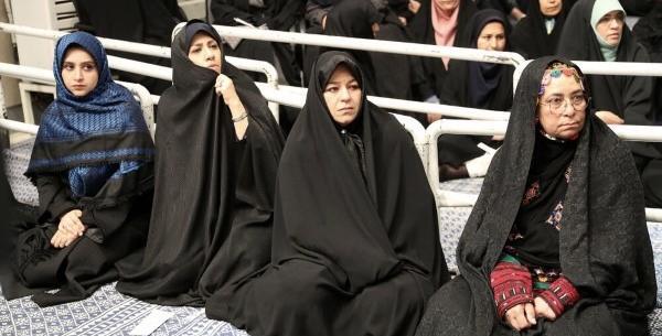 عکس دختر چادری با رهبر