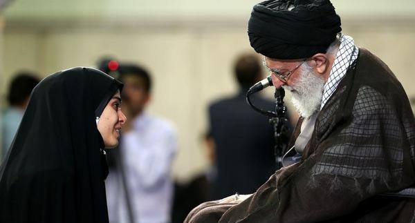 عکس دختر چادری با رهبر